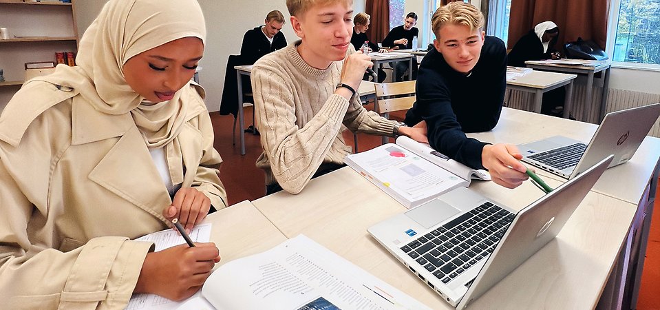 Foto på en tidning om entreprenörskap liggande på ett skrivbord.